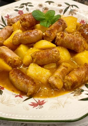 Una foto de Guiso de patatas con salchichas frescas