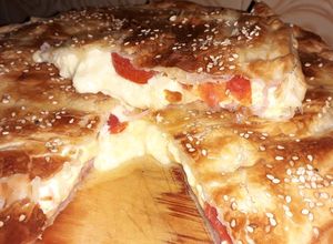 Una foto de Tarta de jamón y queso con toque de rosca