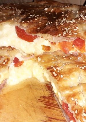 Una foto de Tarta de jamón y queso con toque de rosca