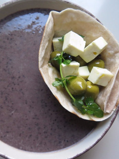 Una foto de Crema de Porotos Negros con Albahaca y Merkén