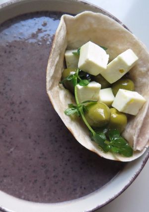 Una foto de Crema de Porotos Negros con Albahaca y Merkén