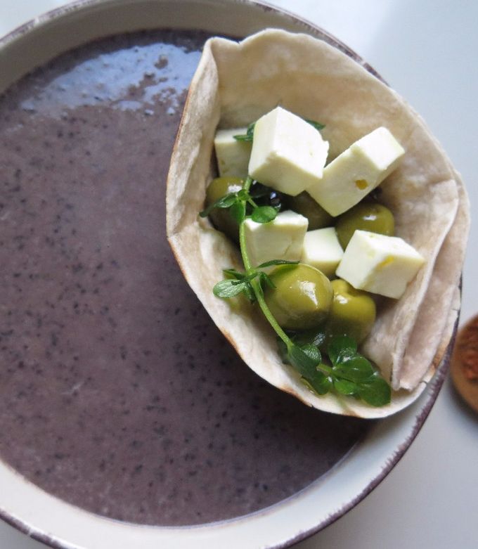 Una foto de Crema de Porotos Negros con Albahaca y Merkén
