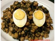 Una foto de garbanzos con espinacas