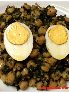 Una foto de Garbanzos con espinacas y huevo duro