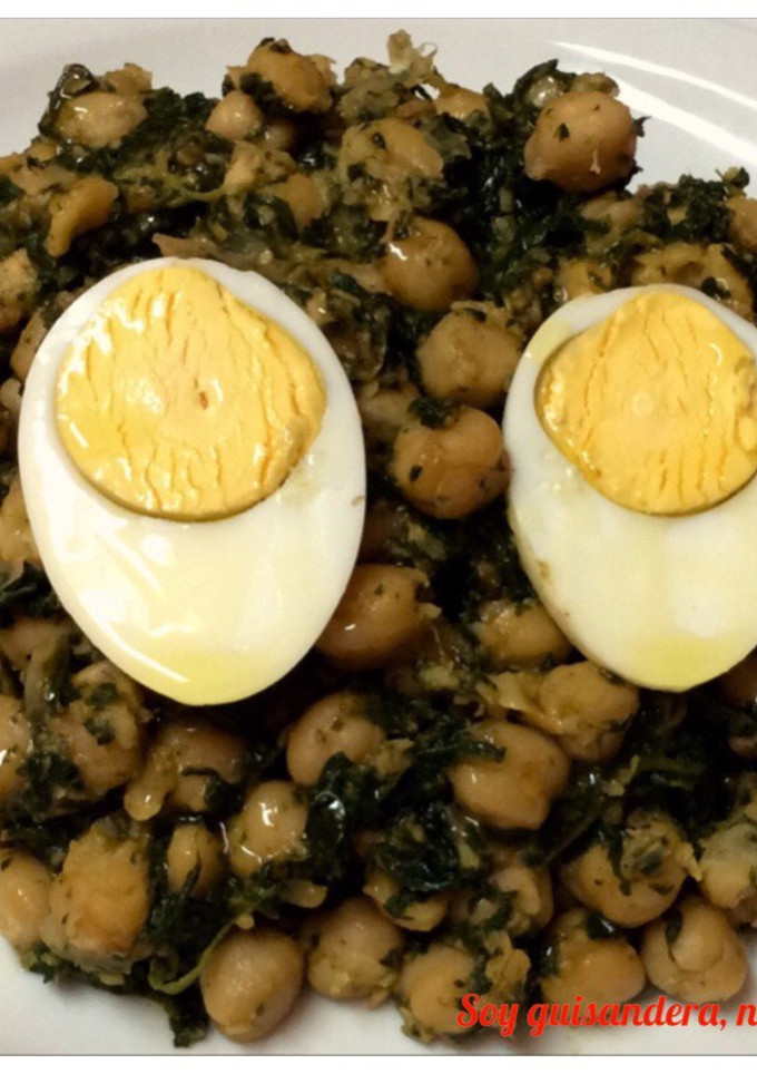Una foto de Garbanzos con espinacas y huevo duro