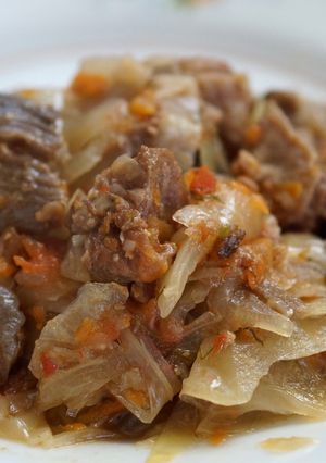 Фото Капуста тушеная в мультиварке с мясом и грибами.