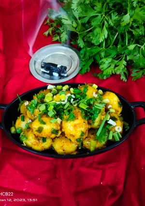 સ્મોકી ગાર્લિક બટેટી (Smoky Garlic Baby Potatoes Recipe In Gujarati) રેસીપી મુખ્ય ફોટો