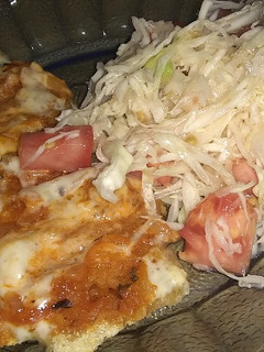 Una foto de Milanesas de pollo napolitana con ensalada