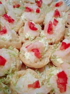 Une photo de Crevette rose au beurre de citron vert en choux