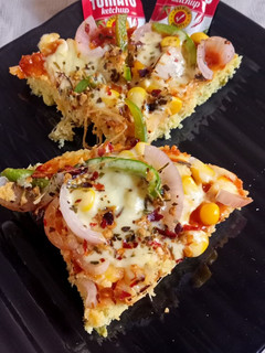 ઢોકળા પીઝા (Dhokla Pizza Recipe In Gujarati) રેસીપી મુખ્ય ફોટો