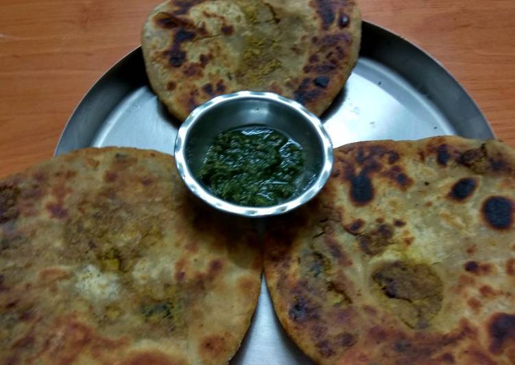 Achari Gobi ke parathe with green chutney