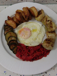 Una foto de Parrillada de verduras con huevos fritos