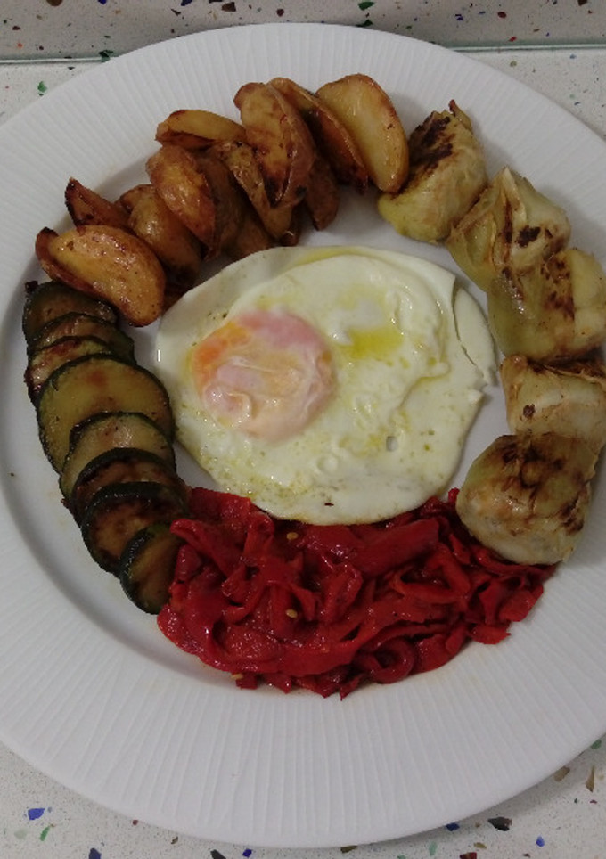 Una foto de Parrillada de verduras con huevos fritos