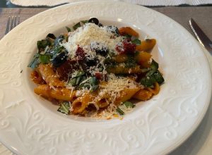 Una foto de Penne Rigatti, pomodoro, pesto y albahaca #Stilepiretta