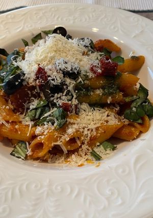 Una foto de Penne Rigatti, pomodoro, pesto y albahaca #Stilepiretta