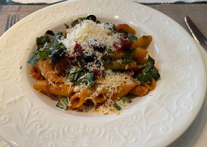 Penne Rigatti, pomodoro, pesto y albahaca #Stilepiretta Receta de  Elpiretta- Cookpad