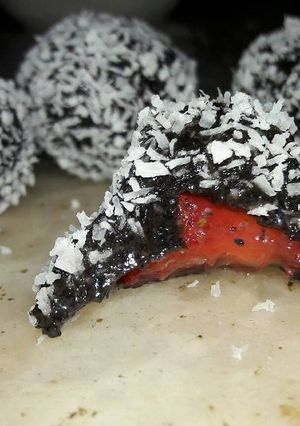 Una foto de Trufas de chocolate rellenas de frutilla