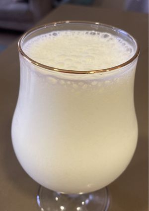 Una foto de Limonada cremosa con leche condensada 🍋🥤