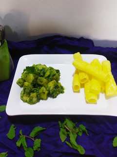 ગ્રીન લસણીયા બટાકા (Green Lasaniya Bataka Recipe In Gujarati) રેસીપી મુખ્ય ફોટો