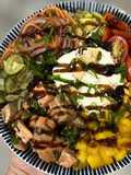 Poke bowl de salmão com manga e queijo creme