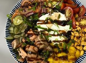 Foto de Poke bowl de salmão com manga e queijo creme