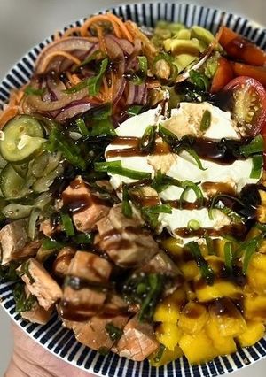 Foto de Poke bowl de salmão com manga e queijo creme
