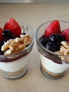 Una foto de Vasitos de yogurt con toques de frutas