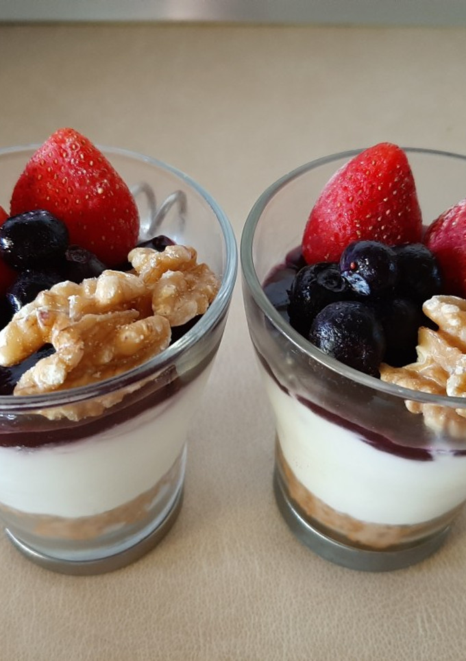 Una foto de Vasitos de yogurt con toques de frutas