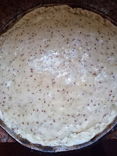 Una foto de Torta de queso y cebolla de masa con mix de semillas de lino y sésamo.😍💫😍💫😍💫