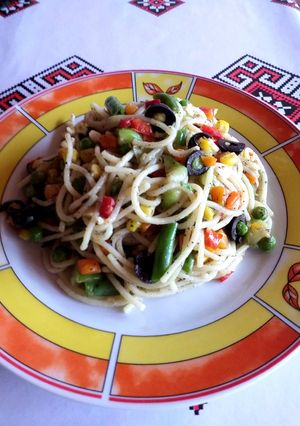 O poză a rețetei Spaghete cu legume mexicane și măsline.