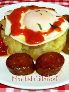 Una foto de Plato combinado, patatas, huevos, chorizo y pimientos