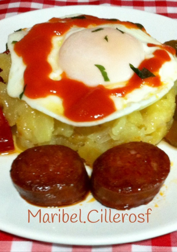 Una foto de Plato combinado, patatas, huevos, chorizo y pimientos