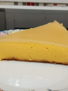 Una foto de Tarta de queso y mango con gelatina de paraguaya
