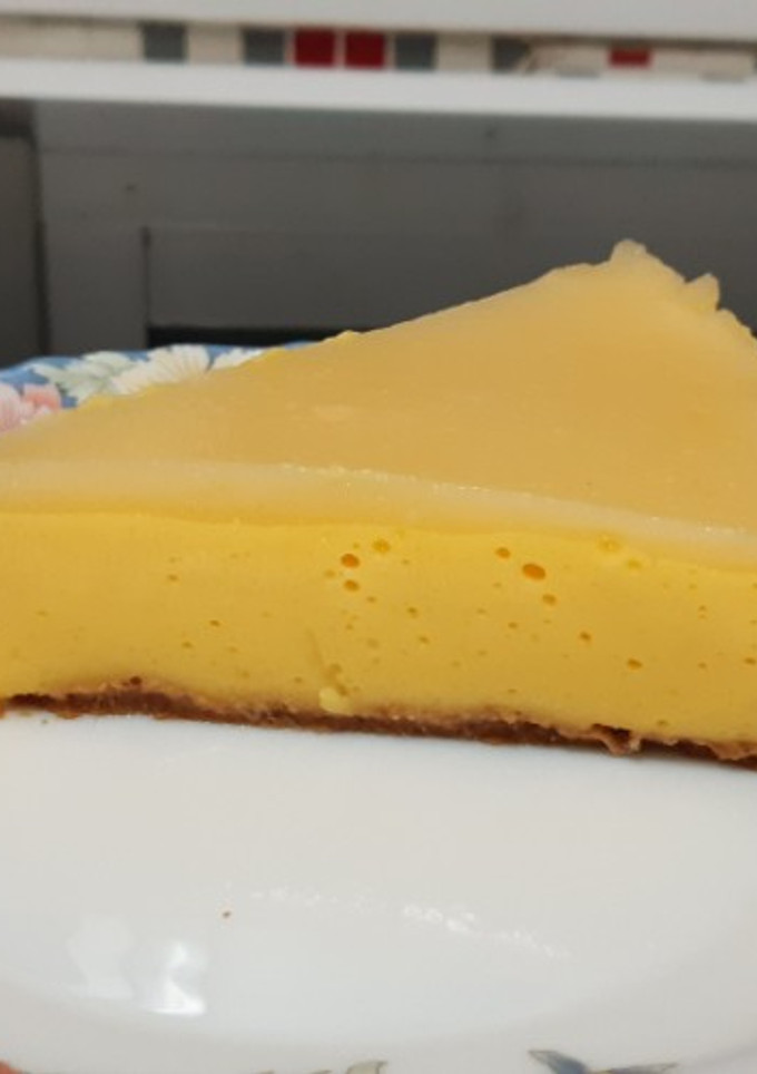 Una foto de Tarta de queso y mango con gelatina de paraguaya