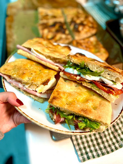 Una foto de Focaccia rellena o schiacciata casera