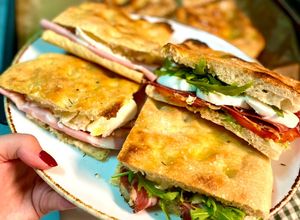 Foto principal de Focaccia rellena o schiacciata casera