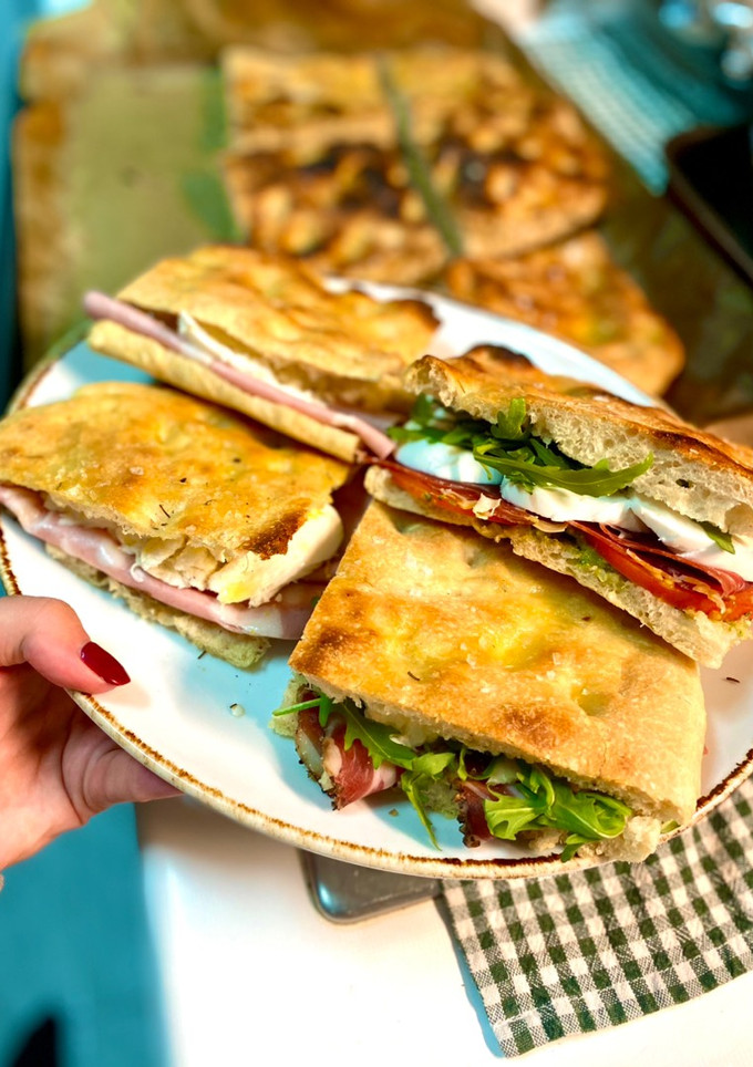 Una foto de Focaccia rellena o schiacciata casera