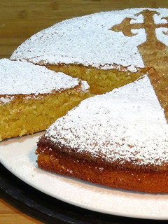 Una foto de Tarta de Santiago fácil (Tarta de almendras) sin gluten y sin lactosa
