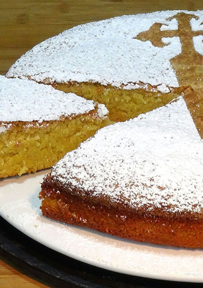 Una foto de Tarta de Santiago fácil (Tarta de almendras) sin gluten y sin lactosa