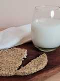 "Leche" o bebida de avena + galletas saladas con bagazo de avena