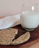 "Leche" o bebida de avena + galletas saladas con bagazo de avena