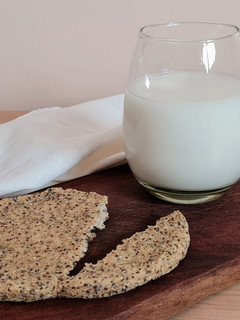 Una foto de "Leche" o bebida de avena + galletas saladas con bagazo de avena