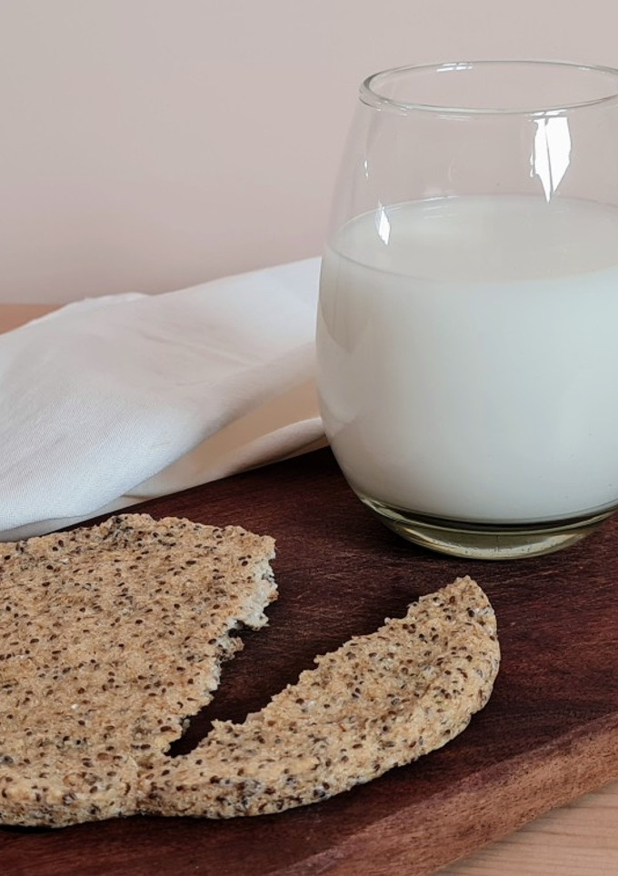 Una foto de "Leche" o bebida de avena + galletas saladas con bagazo de avena