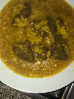 Una foto de Higaditos de pollo con arroz en amarillo