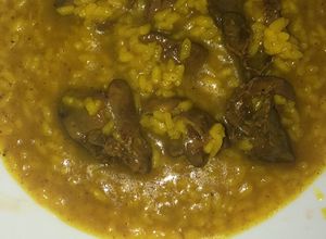 Foto principal de Higaditos de pollo con arroz en amarillo