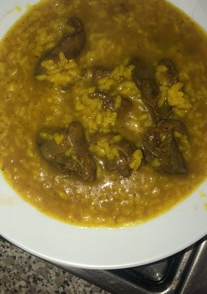 Una foto de Higaditos de pollo con arroz en amarillo