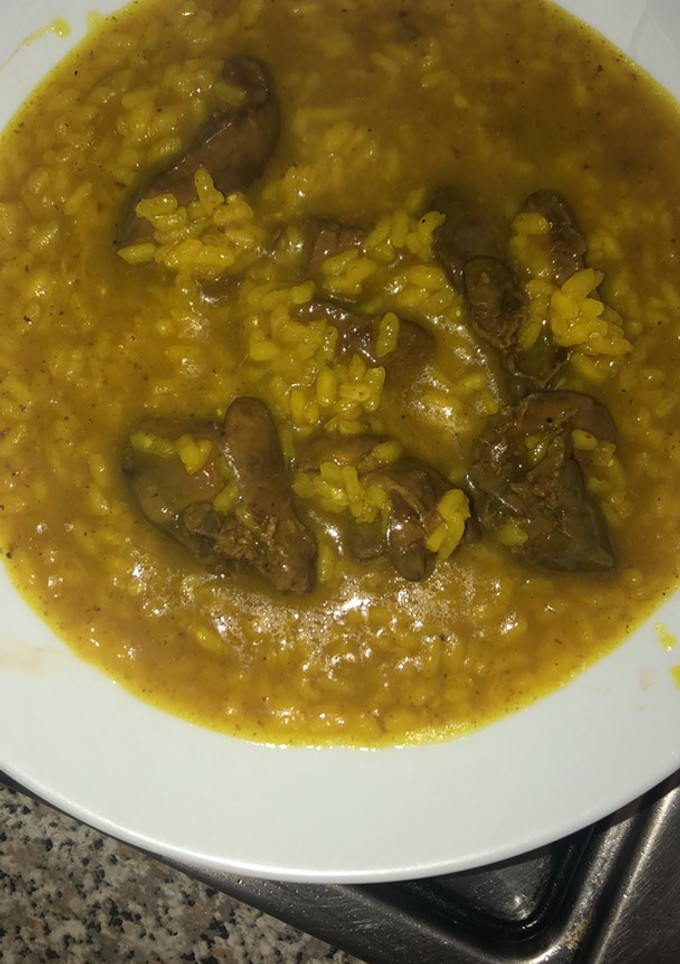 Una foto de Higaditos de pollo con arroz en amarillo