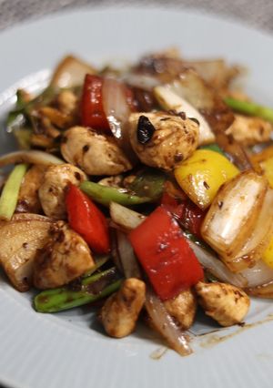 A picture of Chicken in blackbean sauce.