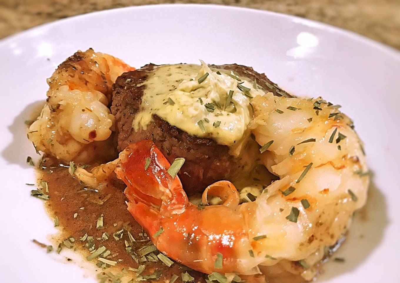 Fillet with giant prawns, roasted sauce and Béarnaise butter