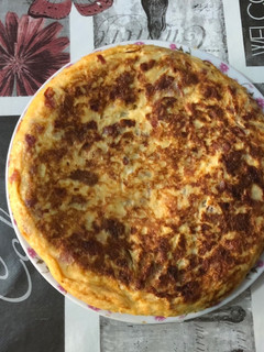 Una foto de Tortilla de jamón con cebolla y pimientos rojo